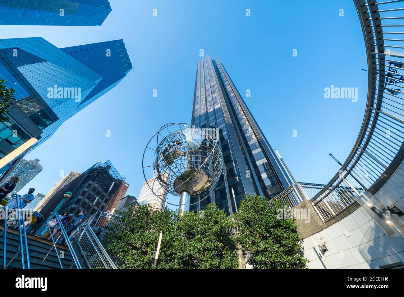 Vue sur le globe de Columbus Circle et le gratte-ciel depuis le métro MTA entrée Banque D'Images