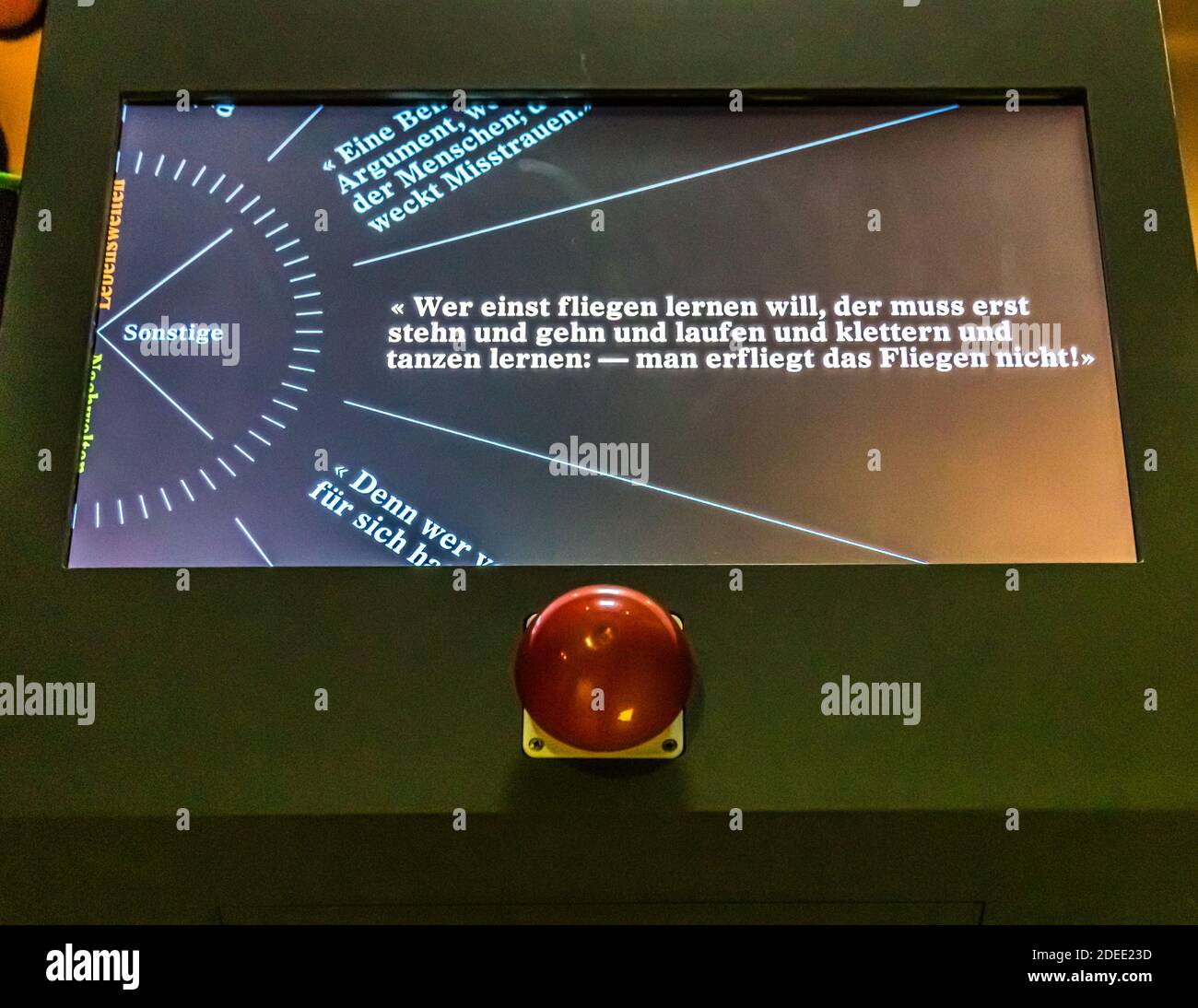 Exposition Nietzsche au Musée historique de Bâle, Suisse. Les aphorismes de Nietzsche s'adaptent encore à de nombreuses situations d'aujourd'hui. Dans le salon de Bâle, il y a un distributeur automatique à impression de buzzer qui distribue les citations de Nietzsche à emporter chez vous Banque D'Images