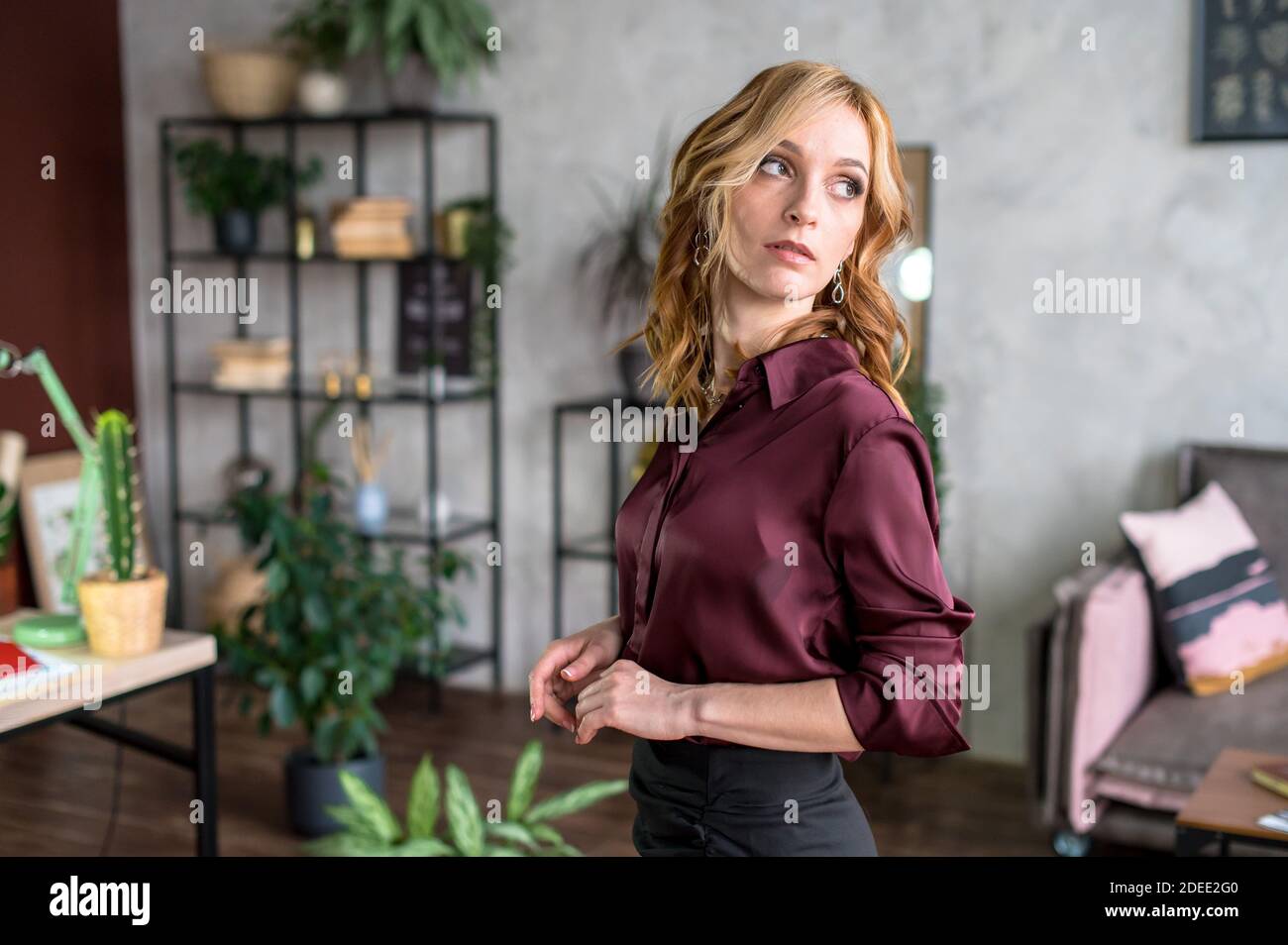 Jeune femme à succès dans un cabinet moderne. Copier l'espace Banque D'Images