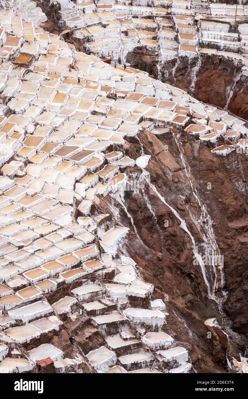 Vue aérienne des mines de sel de Salineras de Maras, Vallée Sacrée, Pérou Banque D'Images