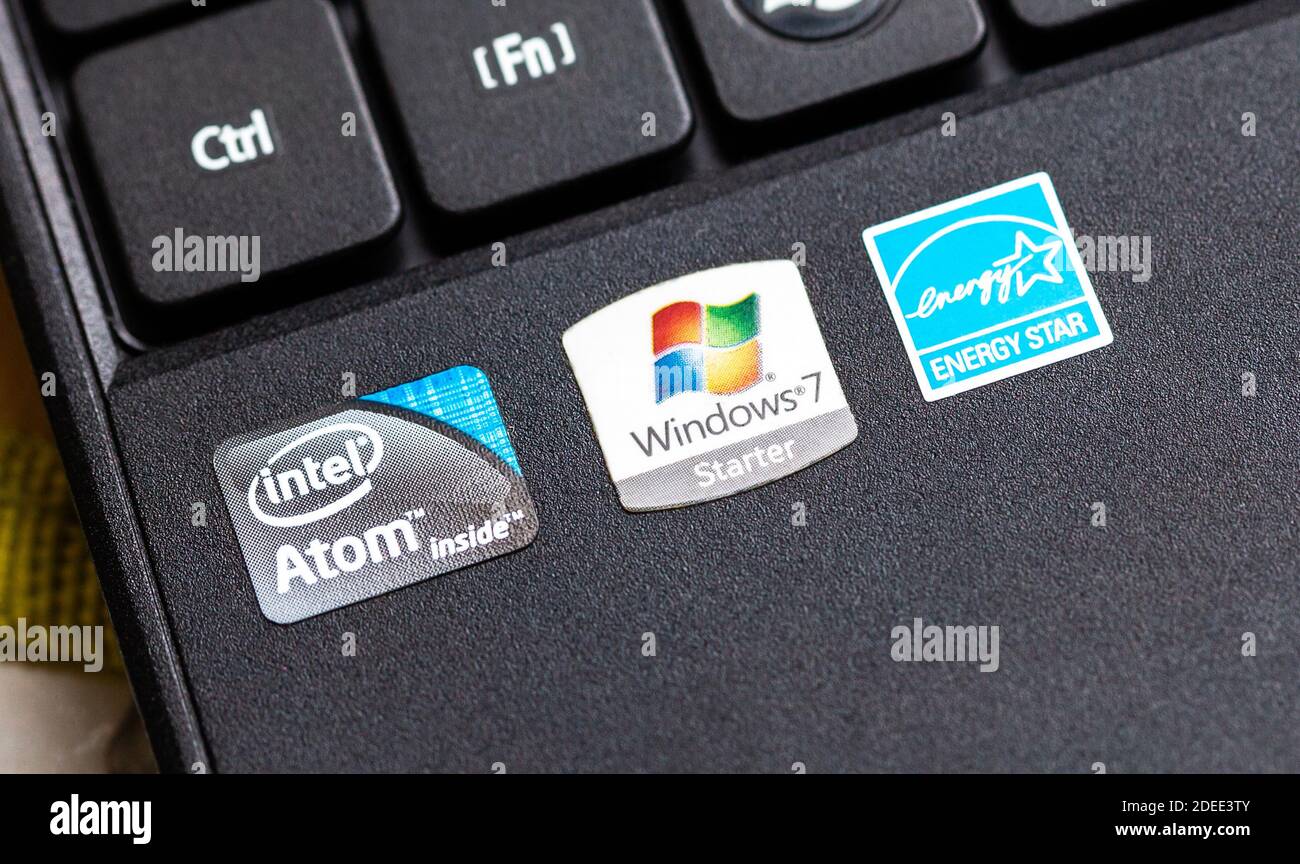 Autocollants, étiquettes de production du fabricant sur un ordinateur portable repose-mains gros plan. Logo Windows 7 Starter, Intel Atom, macro symboles Energy Star, prise de vue détaillée, ancien Banque D'Images