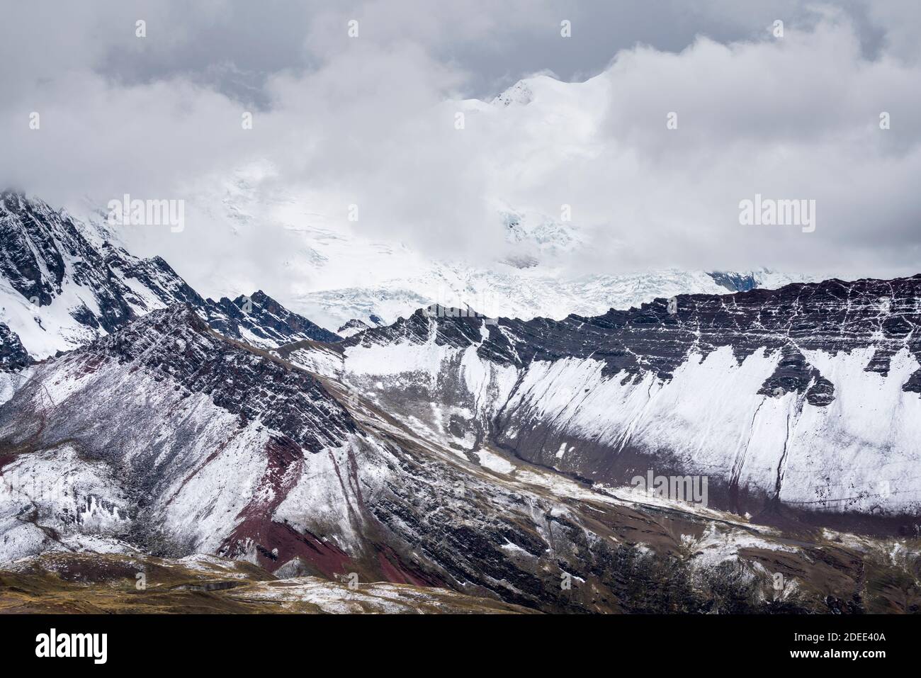 Vue panoramique sur la vallée des Andes, près du sentier de la montagne Rainbow en hiver, Pitumarca, Pérou Banque D'Images