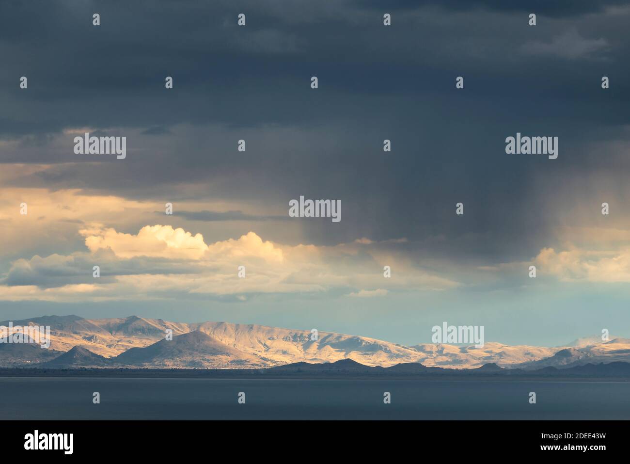 Vue lointaine de la Cordillère bolivienne réelle sur le lac Titicaca, Pérou Banque D'Images