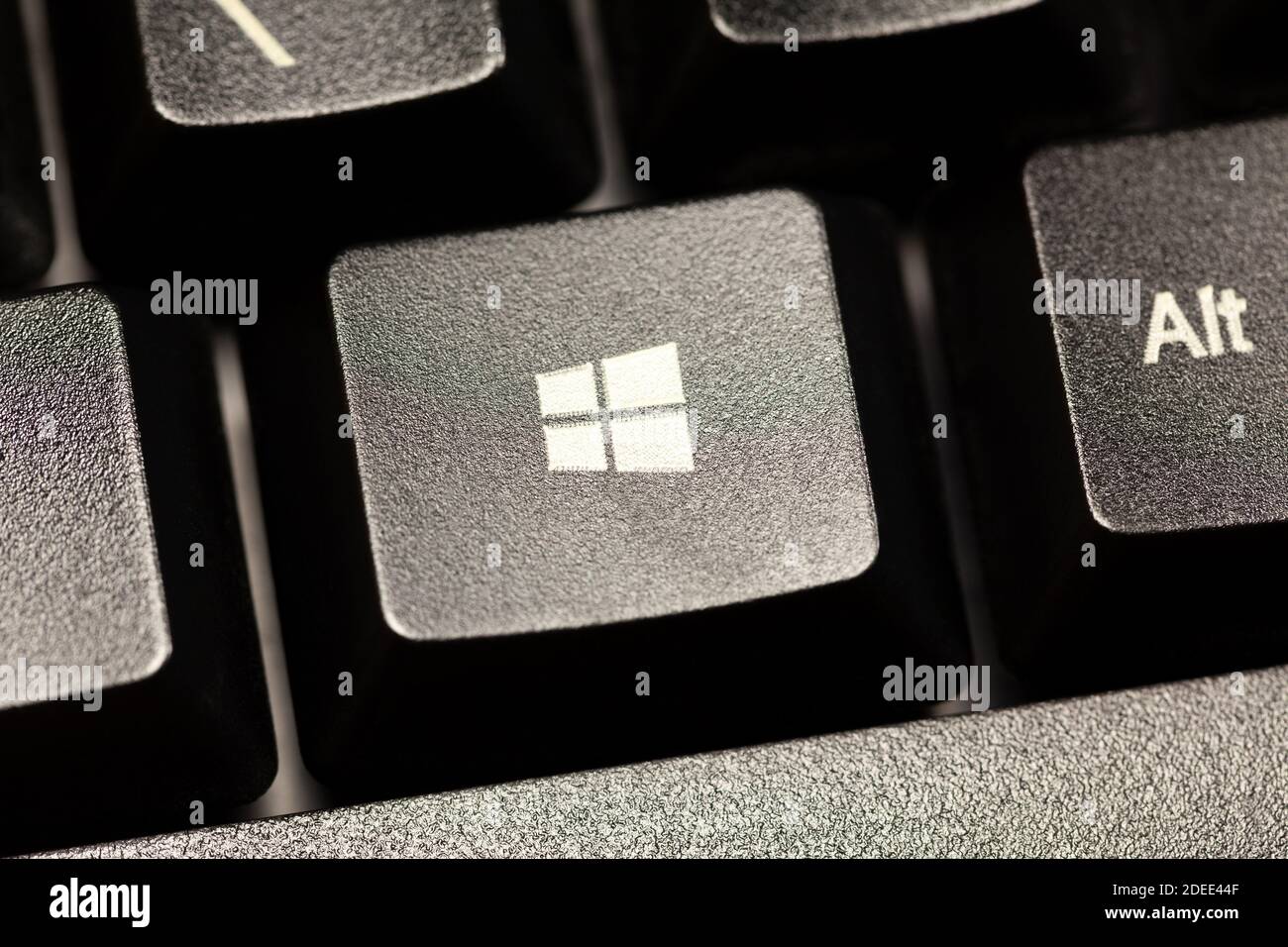 Touche du logo du système d'exploitation Microsoft Windows 10 sur un clavier noir d'ordinateur de bureau vu de près. Macro de bouton PC OS, gros plan extrême, simple à Banque D'Images