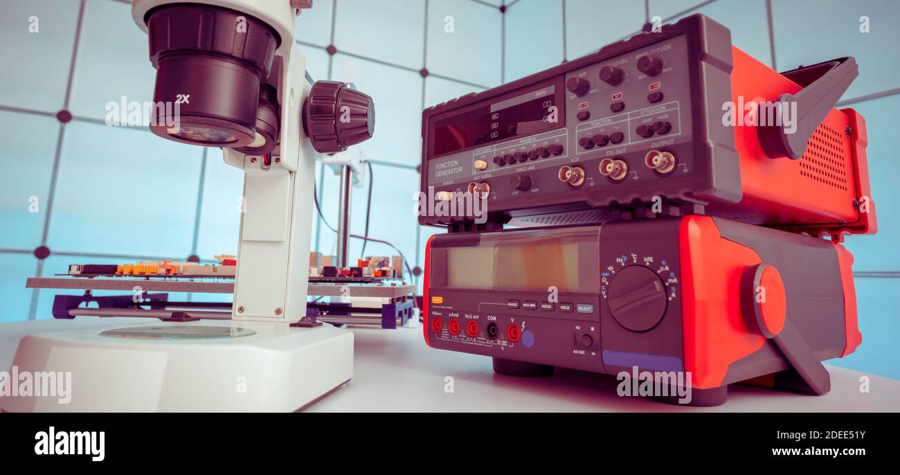 Instruments de mesure dans un laboratoire moderne de recherche en physique. Photo de haute qualité Banque D'Images
