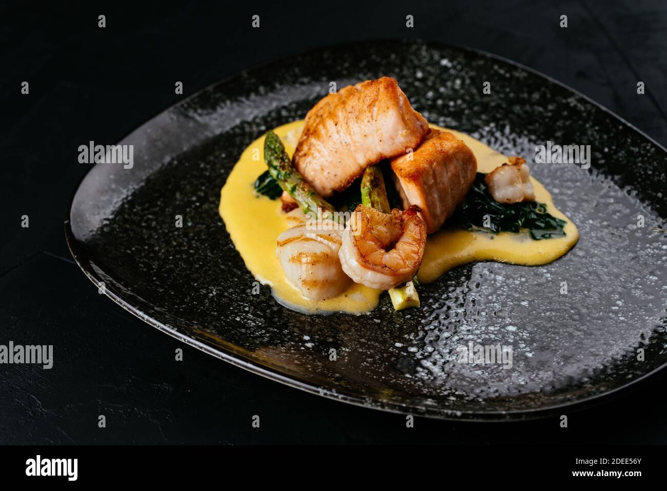 saumon grillé et crevettes sur fond noir Banque D'Images