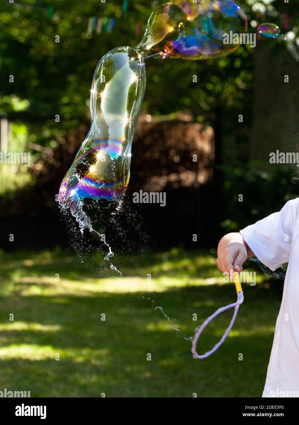 Bulle de savon à l'extérieur, vitesse d'obturation élevée. La bulle éclate à l'extérieur en plein air, les mouvements gelés échouent, le stress psychologique, la santé mentale Banque D'Images