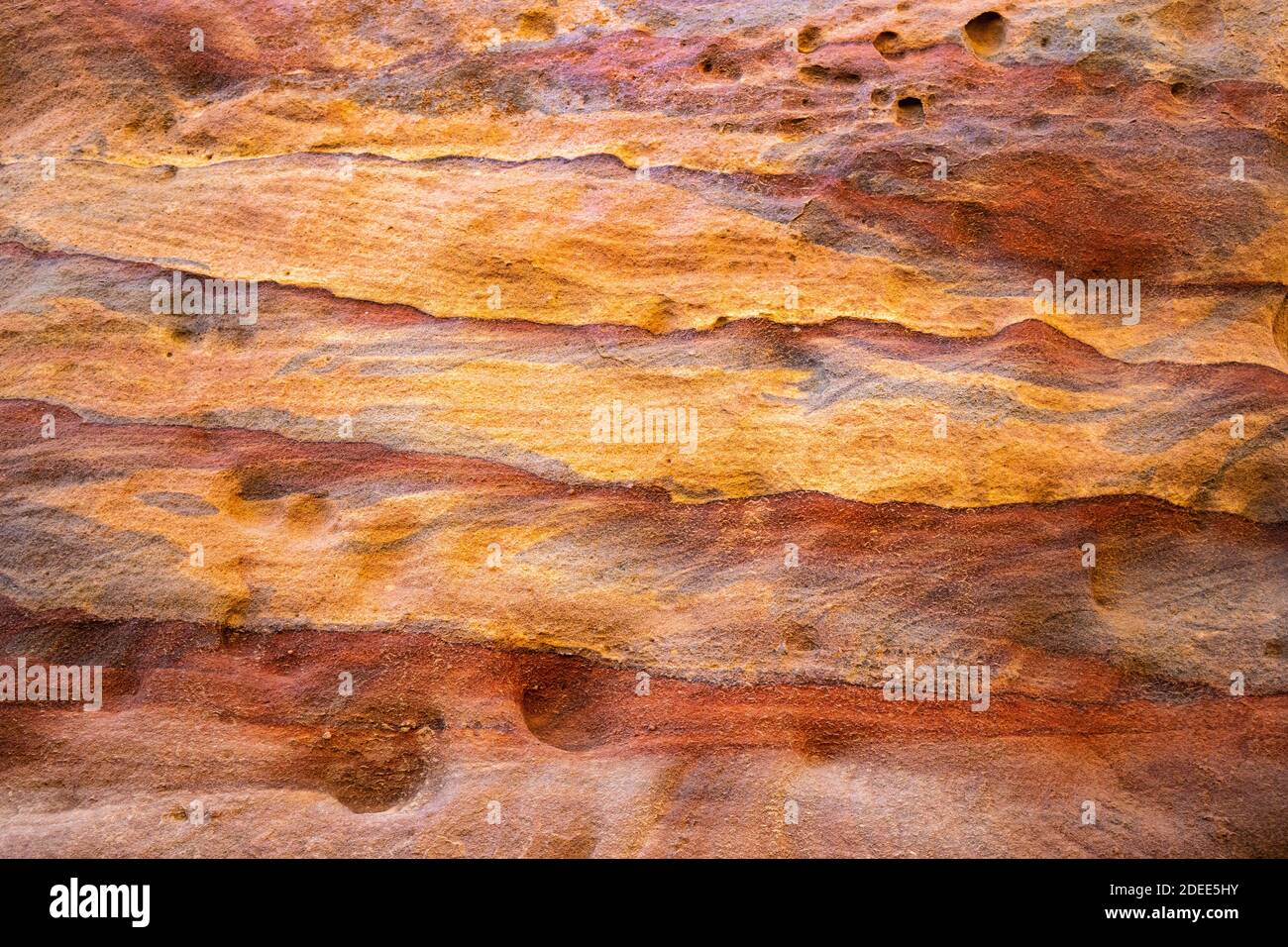 La roche de grès exposée multicolore et les couches minérales dans les tombes anciennes de Petra, Jordan.grès modèle, texture géologique à Petra, Jordanie Banque D'Images