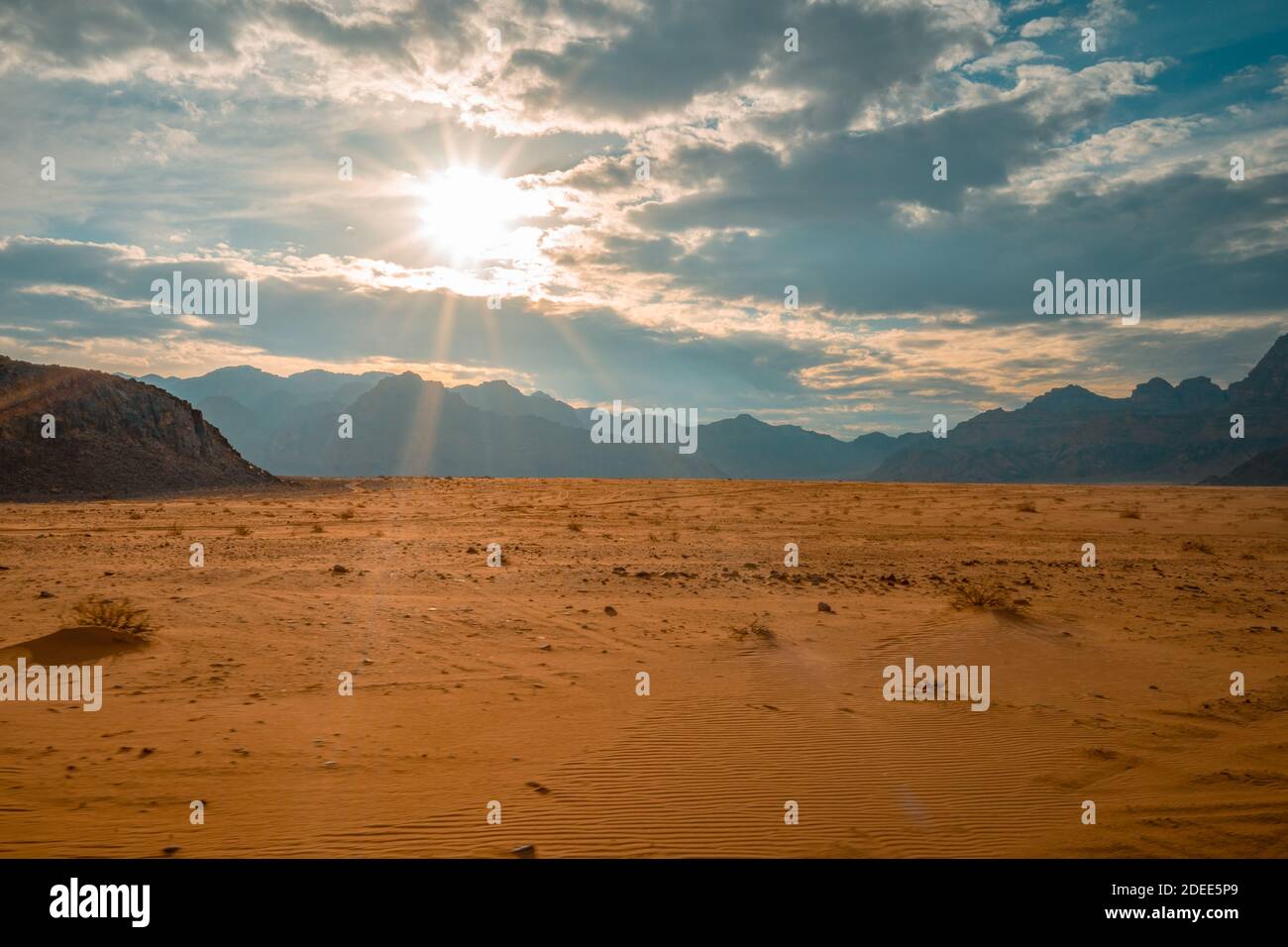 Soleil et vallée de la Lune à Wadi Rum, Jordanie Banque D'Images