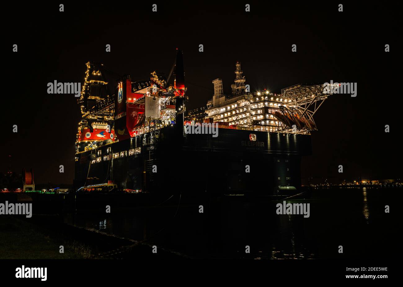 Rozenburg,Hollande,30-nov-2020:une des plus grandes grues vesseld dans le port d'europoort, celle-ci est utilisée partout dans le monde Banque D'Images