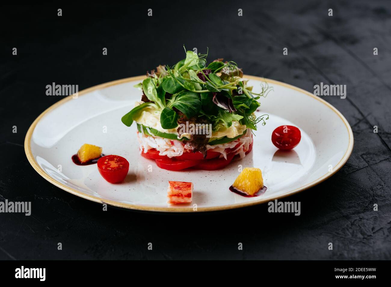 salade de légumes et de viande de crabe sur fond noir Banque D'Images