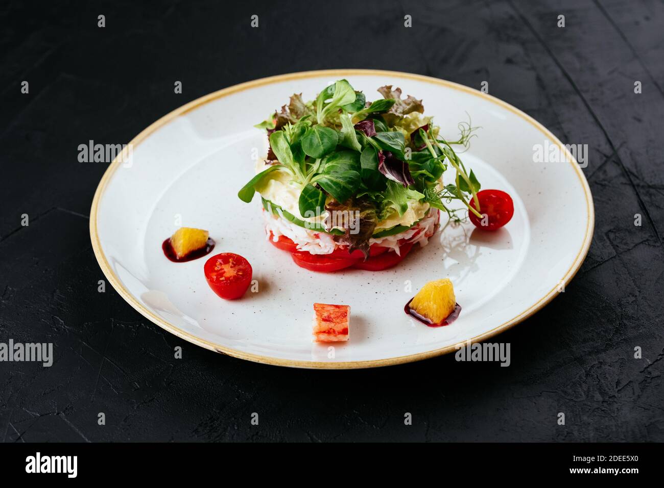 salade de légumes et de viande de crabe sur fond noir Banque D'Images