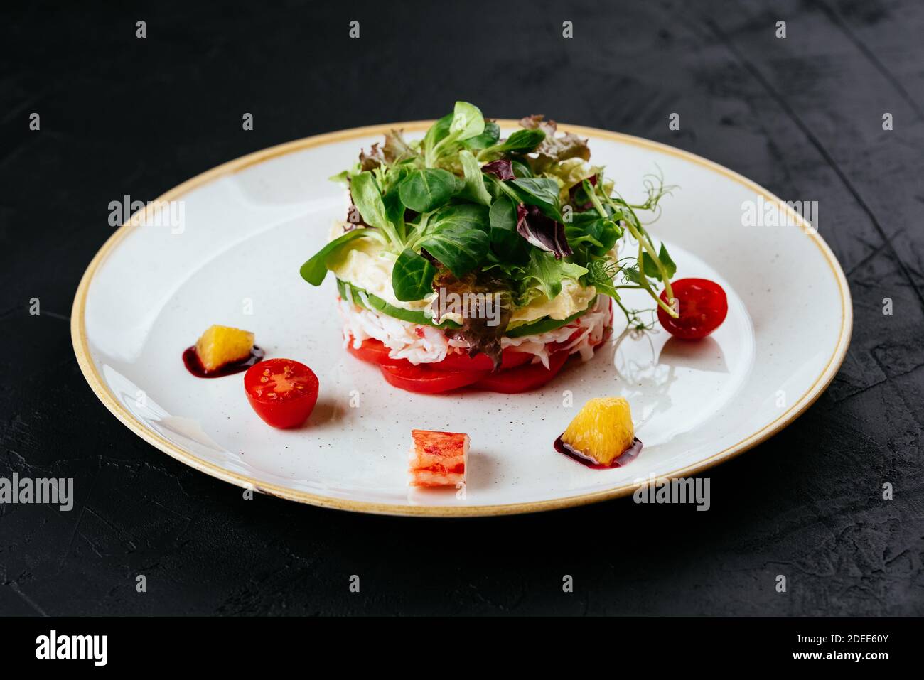 salade de légumes et de viande de crabe sur fond noir Banque D'Images