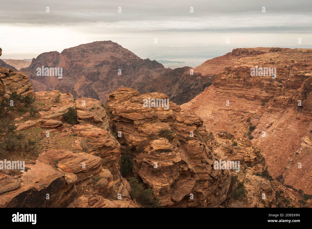 Magnifiques montagnes du site de l'UNESCO de Petra sur un jour nuageux Banque D'Images