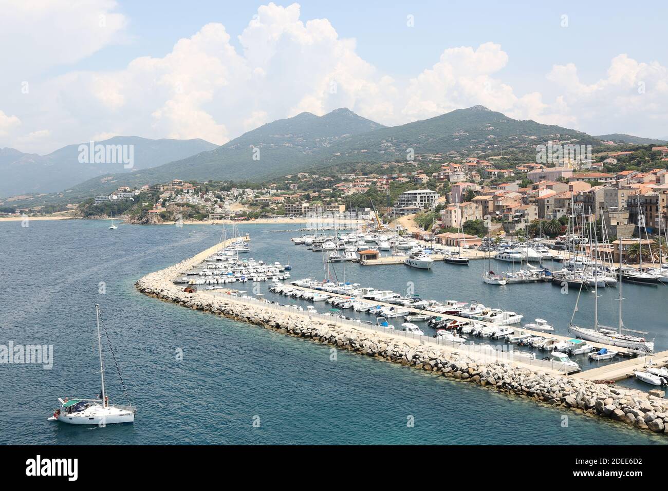 Baie de Propriano avec montagnes corses au loin Banque D'Images