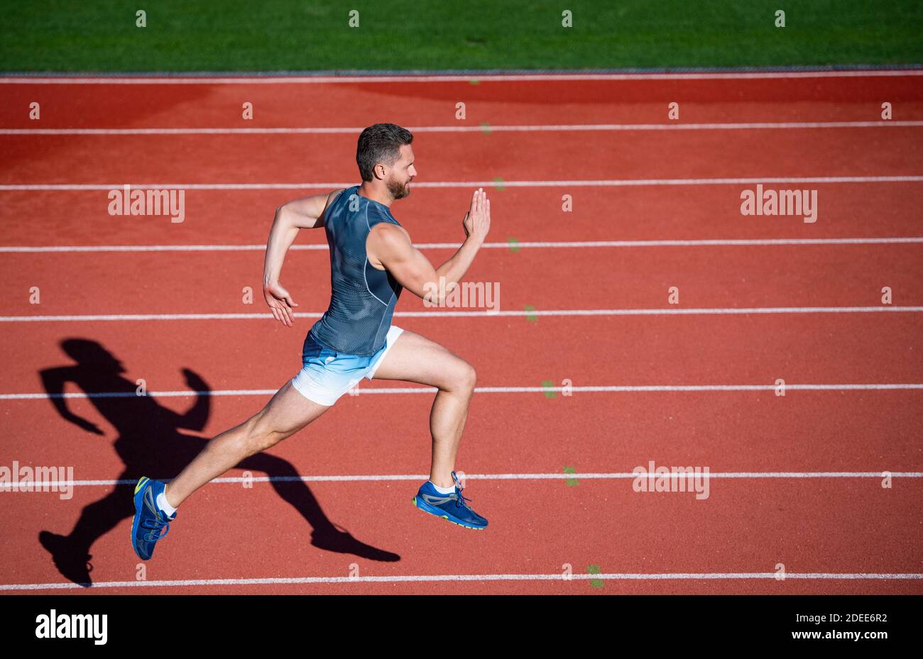 en avant seulement. sport course rapide pour gagner. sport de course  réussi. entraînement masculin sur piste de course du stade. endurance et  endurance. coureur sur piste. défi et compétition. vitesse du marathon