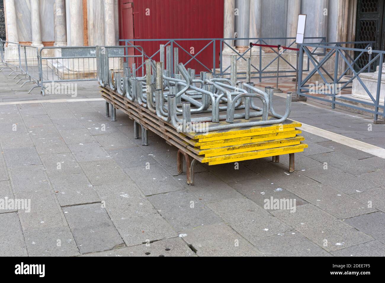 Plates-formes de passerelles surélevées prêtes pour les inondations à Venise Banque D'Images