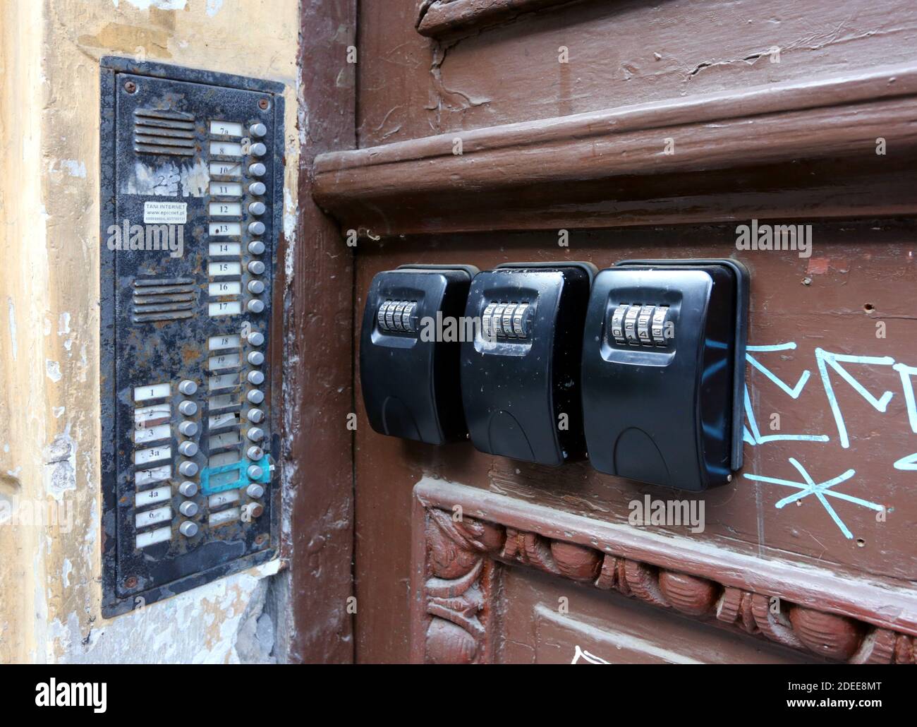 Cracovie. Cracovie. Pologne. Sonnettes, interphone et panneaux de verrouillage de code près de la porte d'une des maisons d'appartements anciennes dans la vieille ville. Banque D'Images