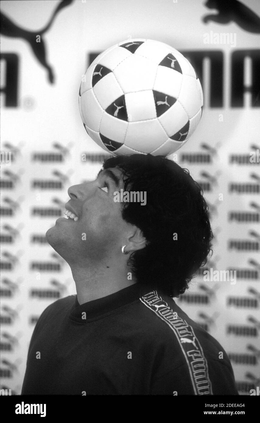 Diego Armando Maradona tenant un ballon de football sur sa tête Banque D'Images