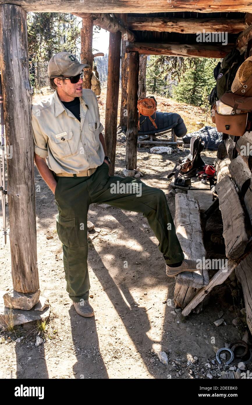 WA17711-00..... WASHINGTON - le Ranger de l'arrière-pays Gregg Bafundo dans sa cabine près de Bald Mountain, le long de la Boundary Trail #533 dans la région sauvage de Pasayten, Banque D'Images