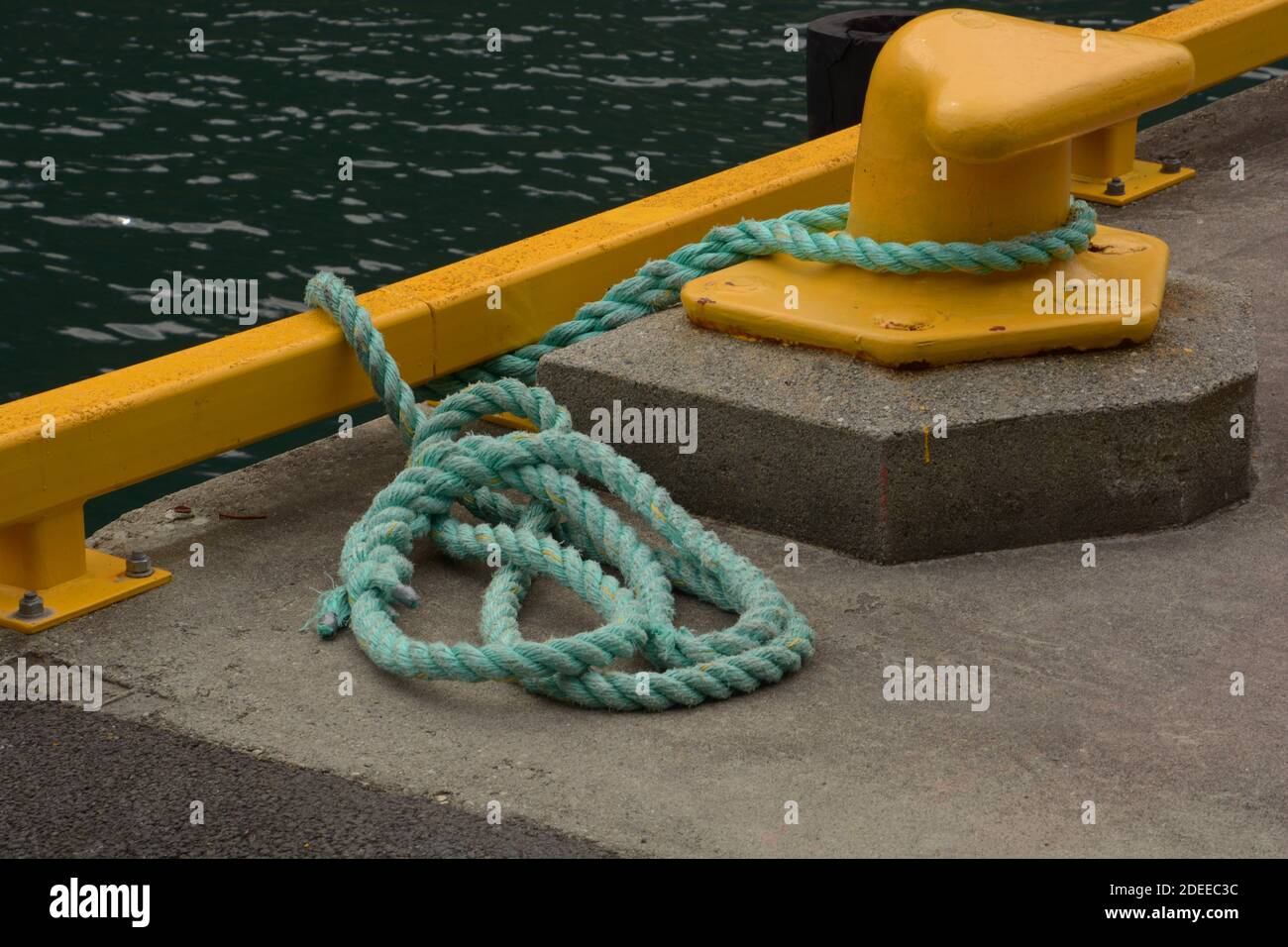 port jaune de bollard sur la jetée avec corde de mer verte Banque D'Images