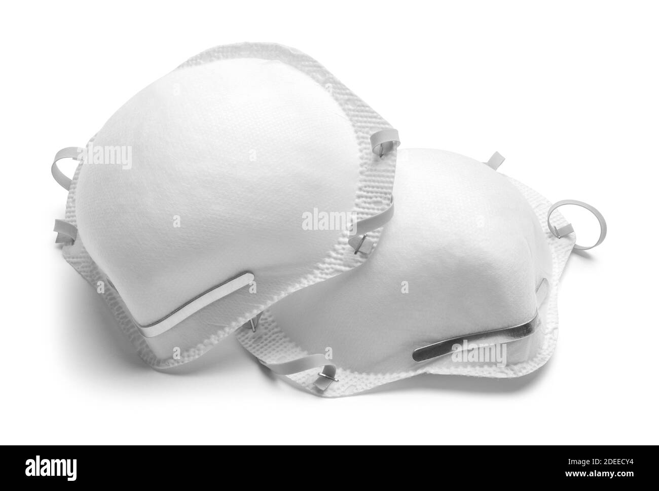 Paire de masques N95 coupés sur blanc. Banque D'Images