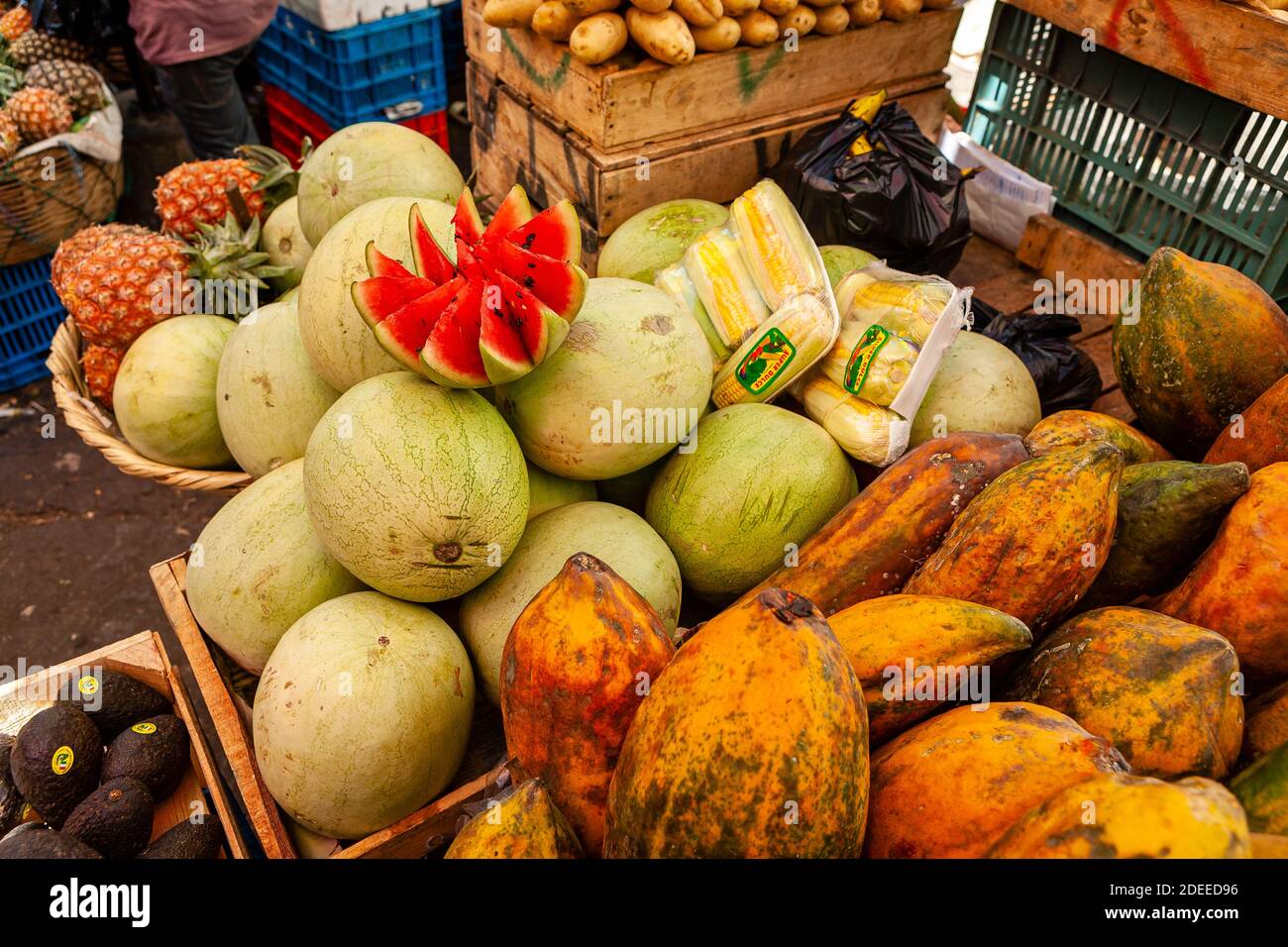Une variété de fruits frais dans un marché guatémaltèque de la nourriture de plein air. Banque D'Images