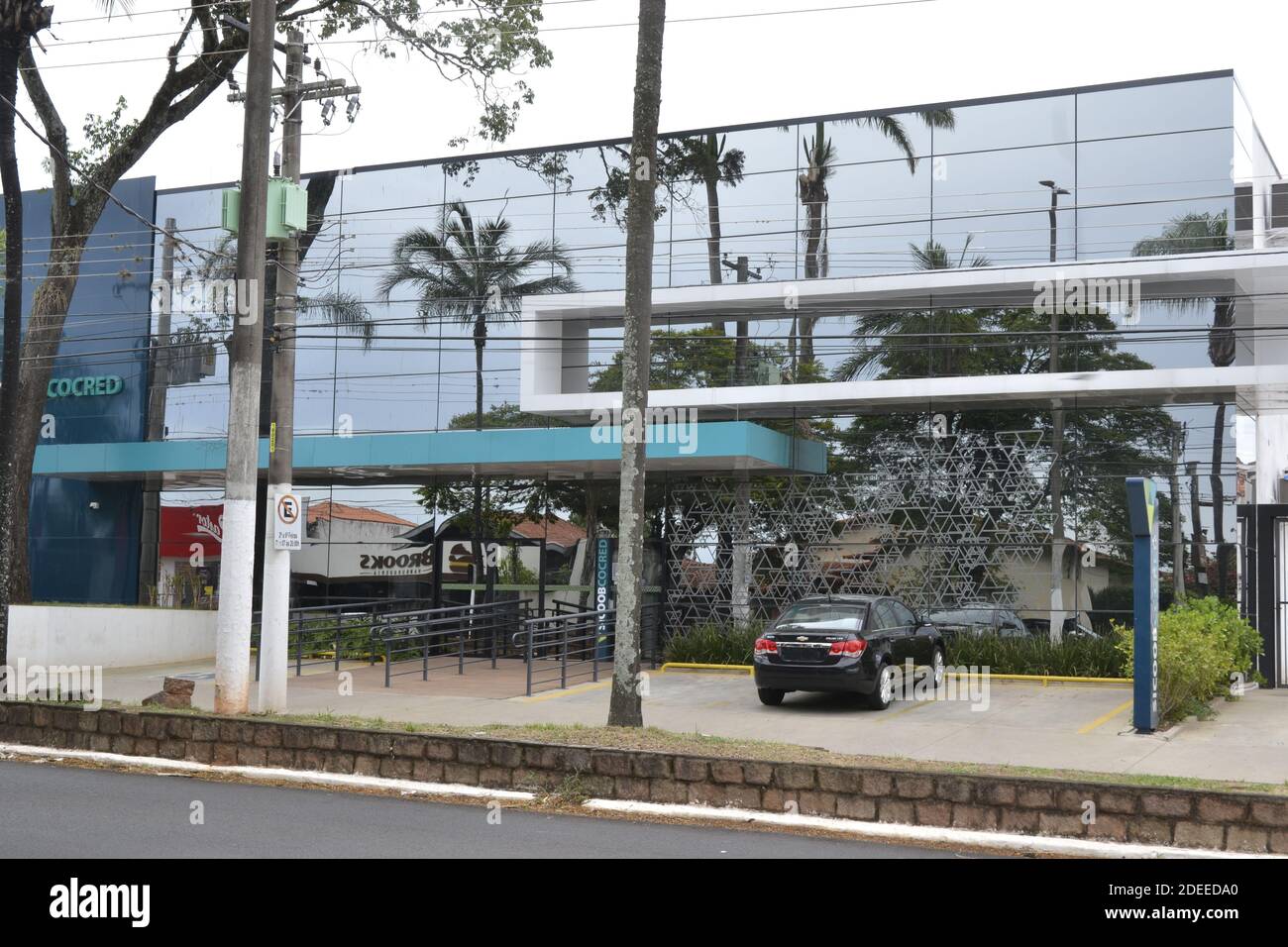 Façade de banque privée, façade moderne en verre, avec parking devant, voiture, entrée pour fauteuils roulants, Brésil, Amérique du Sud Banque D'Images