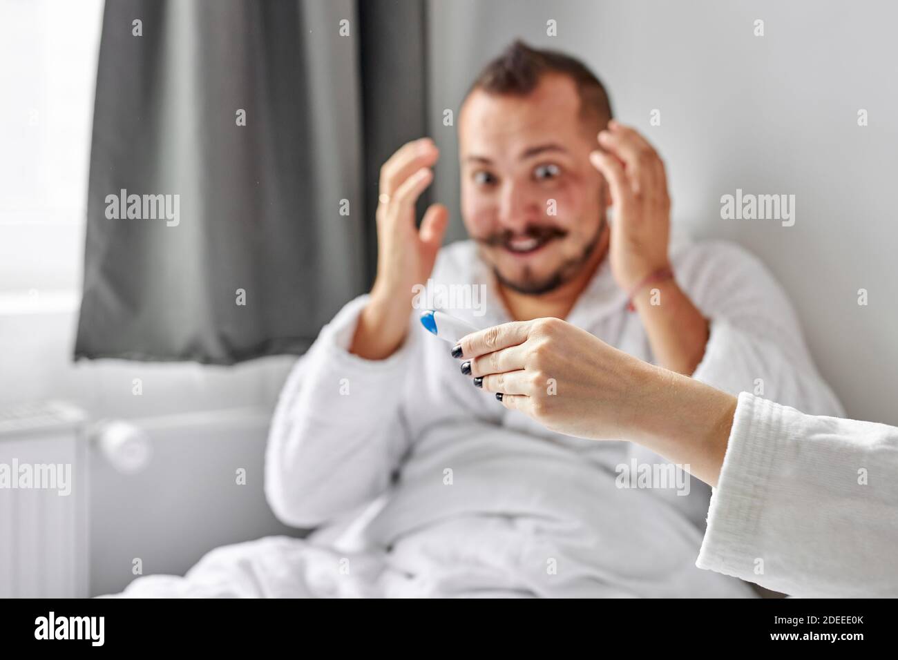 L Homme Surpris Reagit Emotionnellement Sur La Grossesse Se Concentrer Sur La Main Avec Le Test Choc Surprise Grossesse Bebe S Attendre Concept Photo Stock Alamy