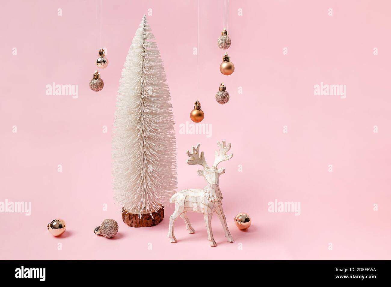 Décoration minimaliste de Noël avec arbre blanc, renne et boules suspendues Banque D'Images