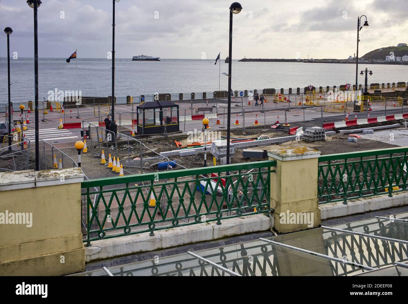 Le navire SteamPacket Mannanan entre dans le port de Douglas, vu de l' Villa Marina avec le chaos de la promenade roadworks en premier plan Banque D'Images