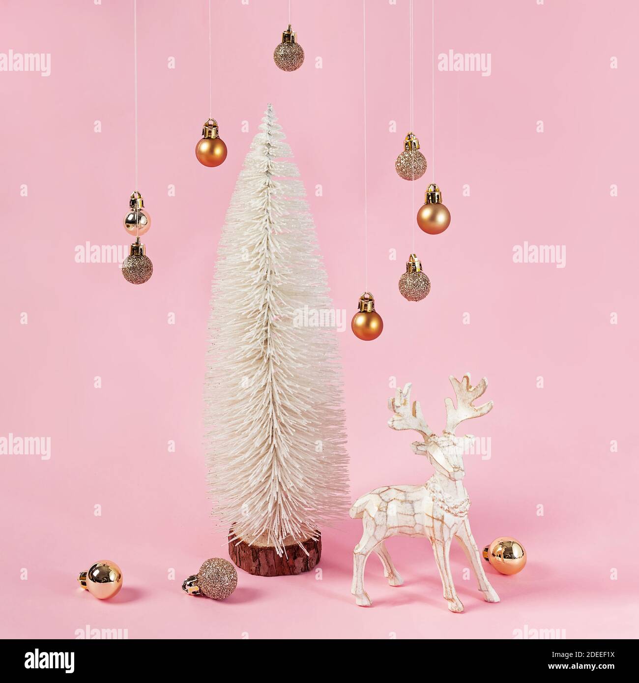 Décoration minimaliste de Noël avec arbre blanc, renne et boules suspendues Banque D'Images