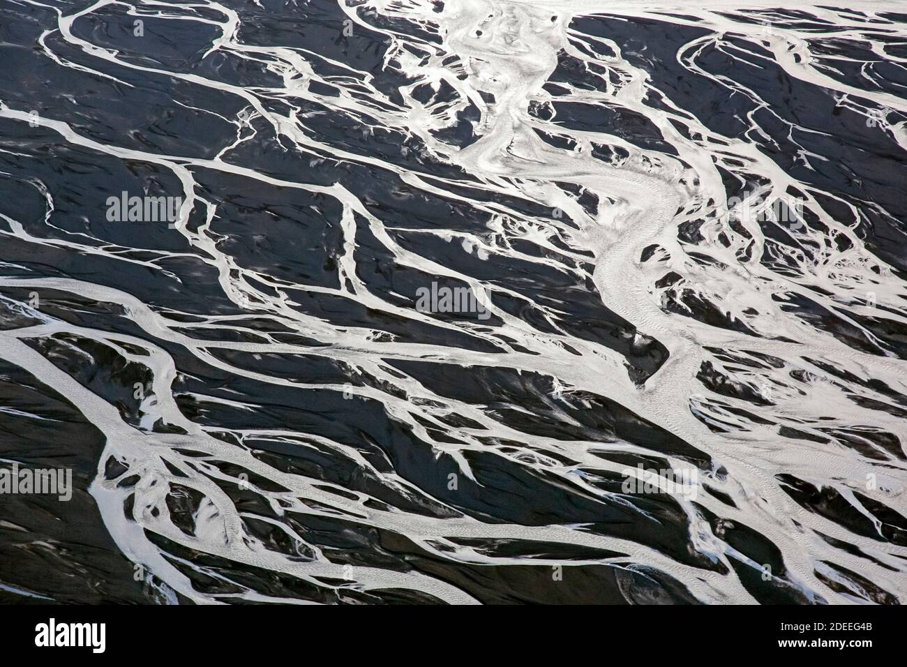 Vue aérienne sur le delta de la rivière Markarfljot, plaine de sable, formée de sédiments glaciaires déposés par les eaux de fonte en été, Islande Banque D'Images