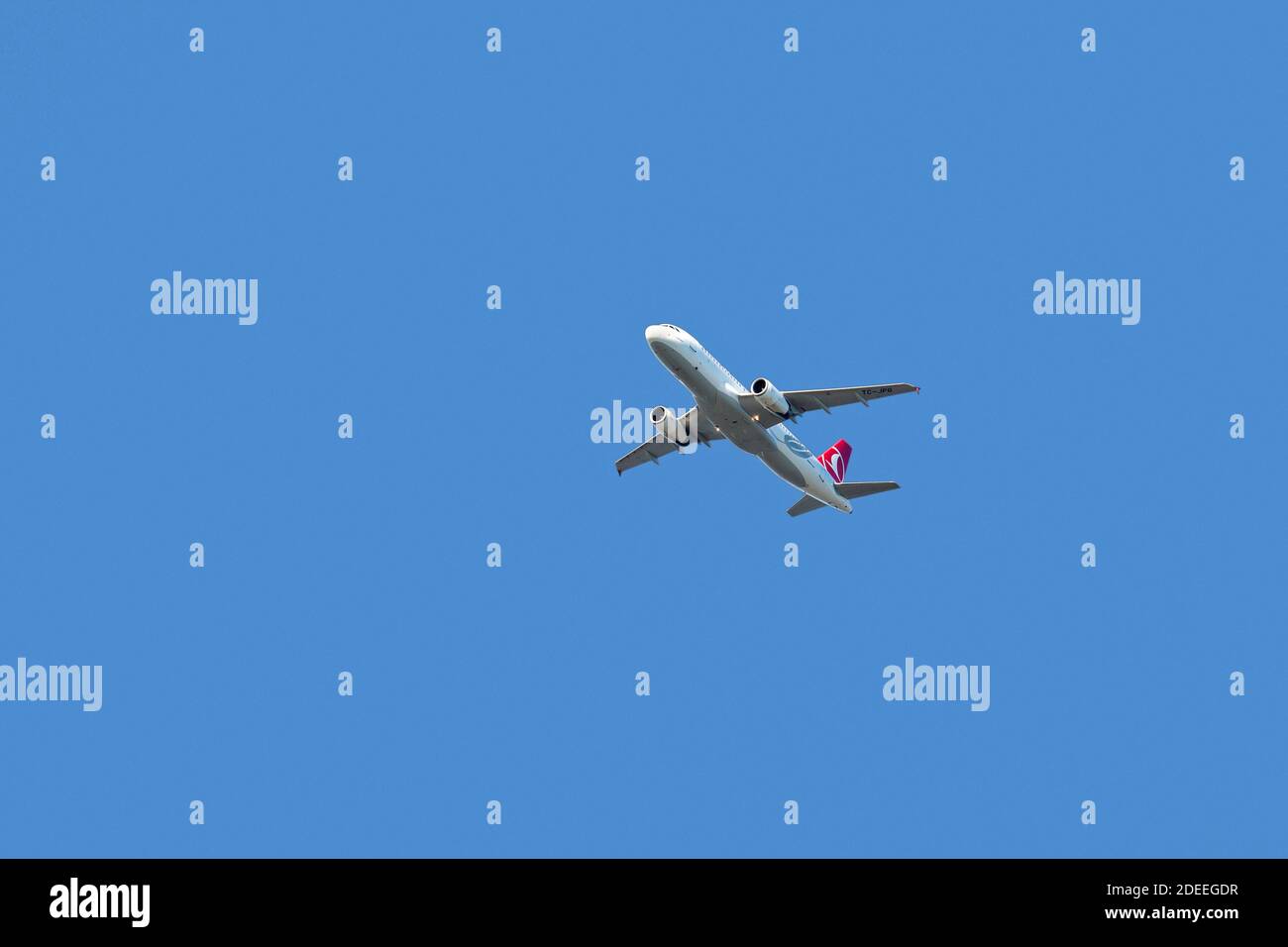 Airbus A320-232, avion à double moteur de passagers commerciaux à corps étroit de Turkish Airlines en vol dans un ciel bleu Banque D'Images