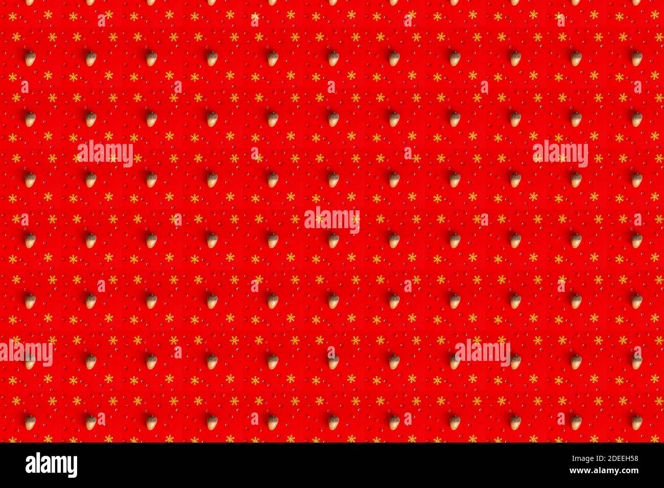 Motif de boules de Noël rouges sur fond rouge. Pose à plat Banque D'Images