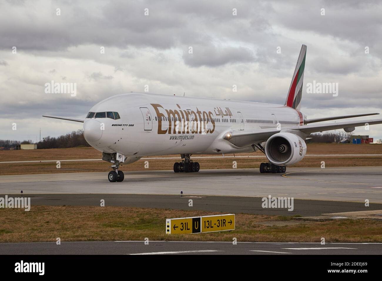 Le roulage à l'aéroport à l'avion Banque D'Images