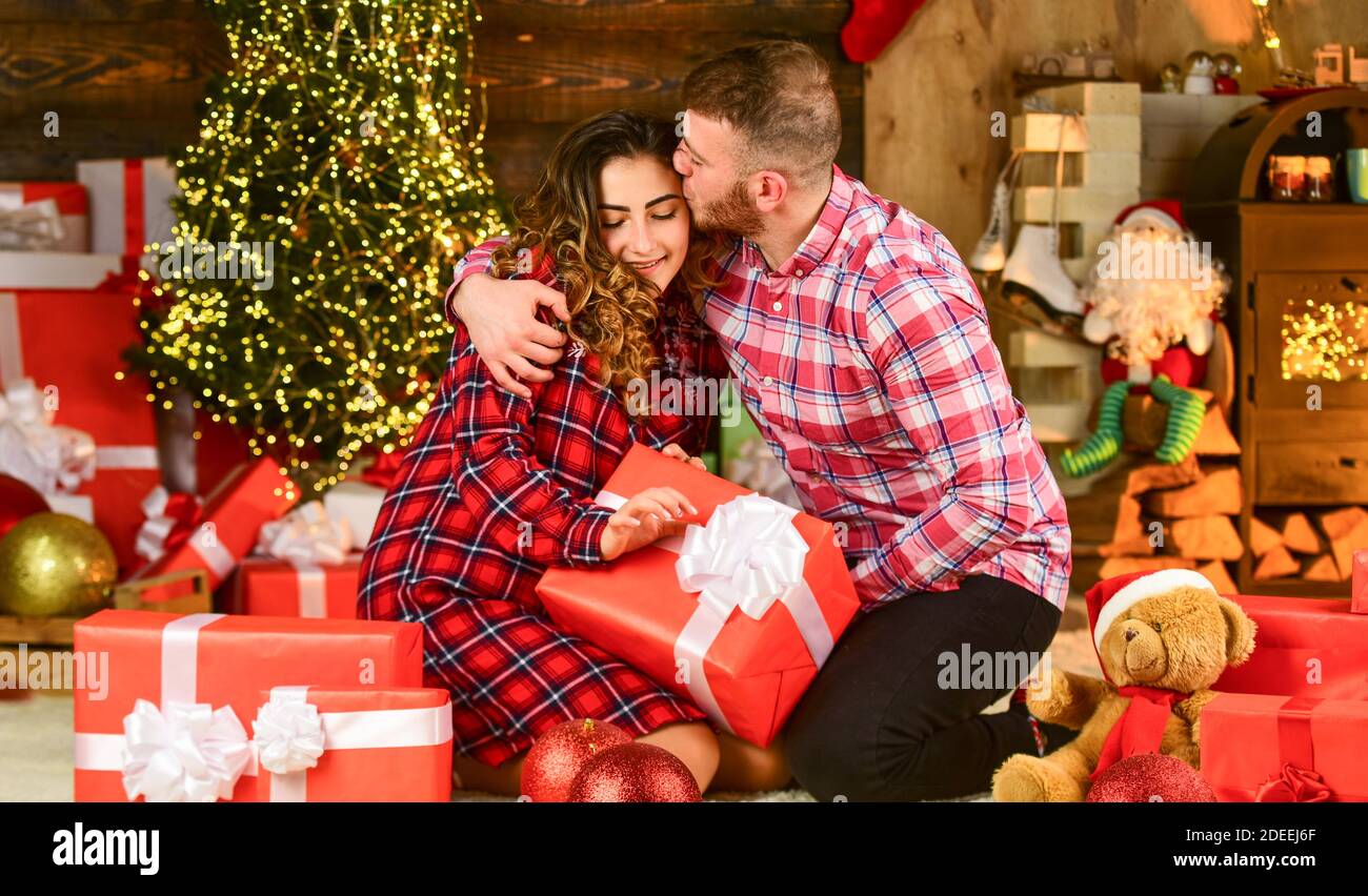 Femme et homme heureux. Cadeau de Noël. Ambiance des fêtes. Couple amoureux  faisant la surprise pour les autres. Temps en famille. Bonheur et joie.  Meilleures vacances. Noël. Fêtez la nouvelle année chez