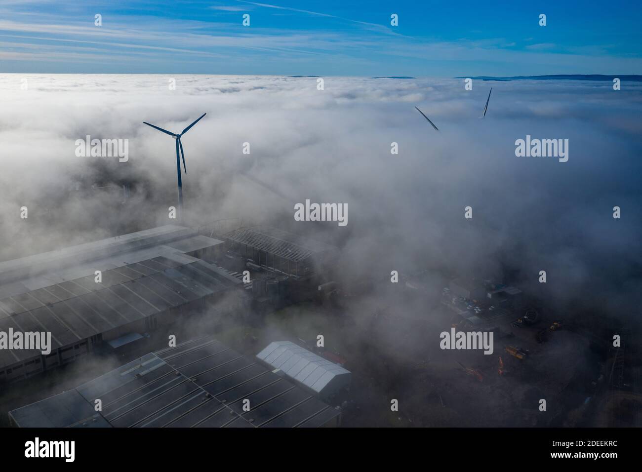 Éolienne assise au-dessus de brouillard épais, brume sur un lever de soleil tôt le matin dans le sud du pays de galles royaume-uni. Parc éolien générant de l'énergie verte Banque D'Images