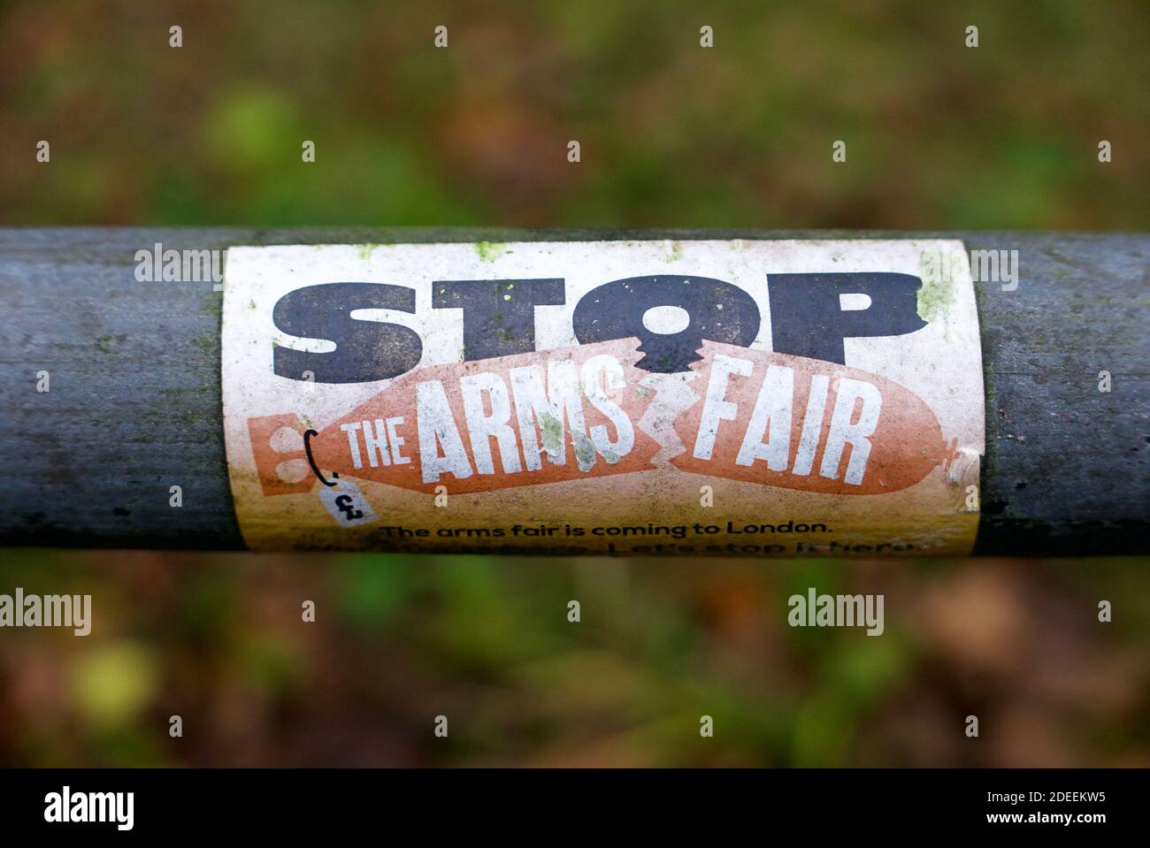 Arrêtez l'autocollant Arms Fair sur un poteau métallique en signe de protestation au salon Defense and Security Equipment International (DSEI) à Londres. Banque D'Images