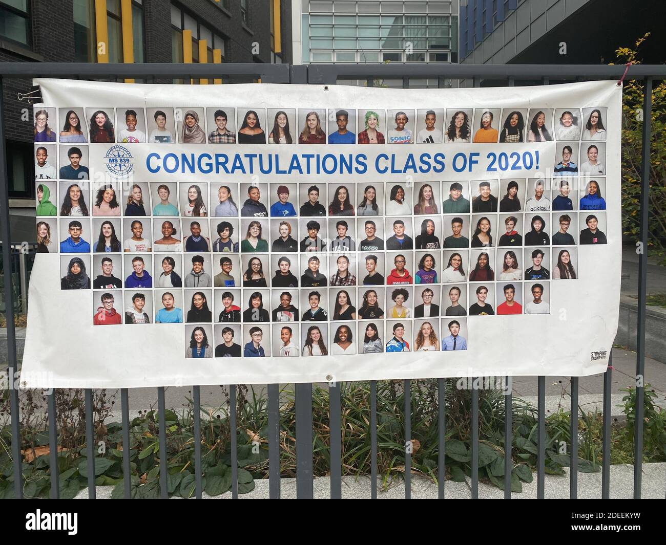 Portraits de diplômés du milieu scolaire exposés à l'extérieur d'une école car une photo de groupe n'a pas été possible pour le printemps Année scolaire 2020 à cause du Covid Banque D'Images