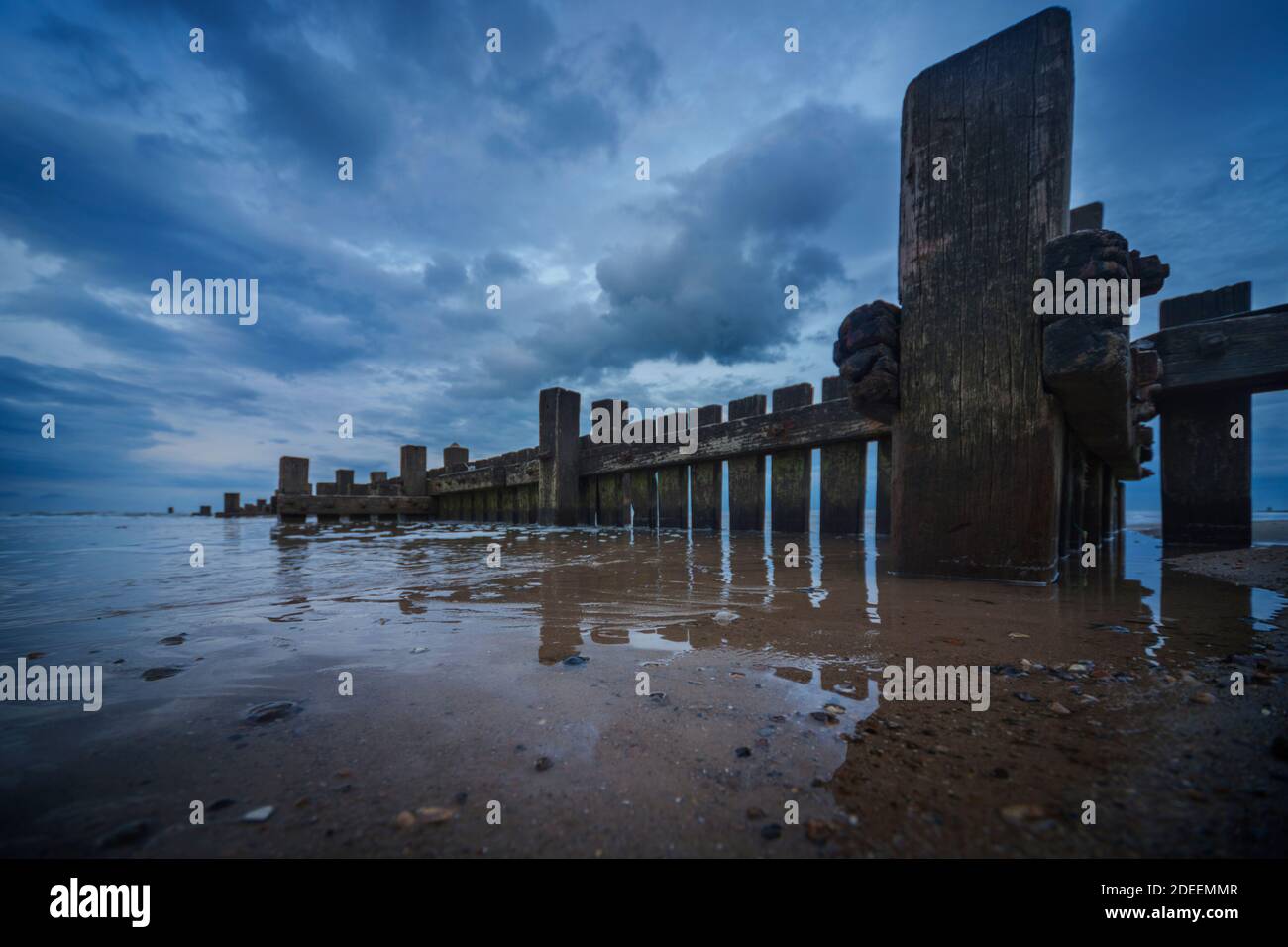 Plage de Mundesley avec des nuages spectaculaires et couvert Banque D'Images