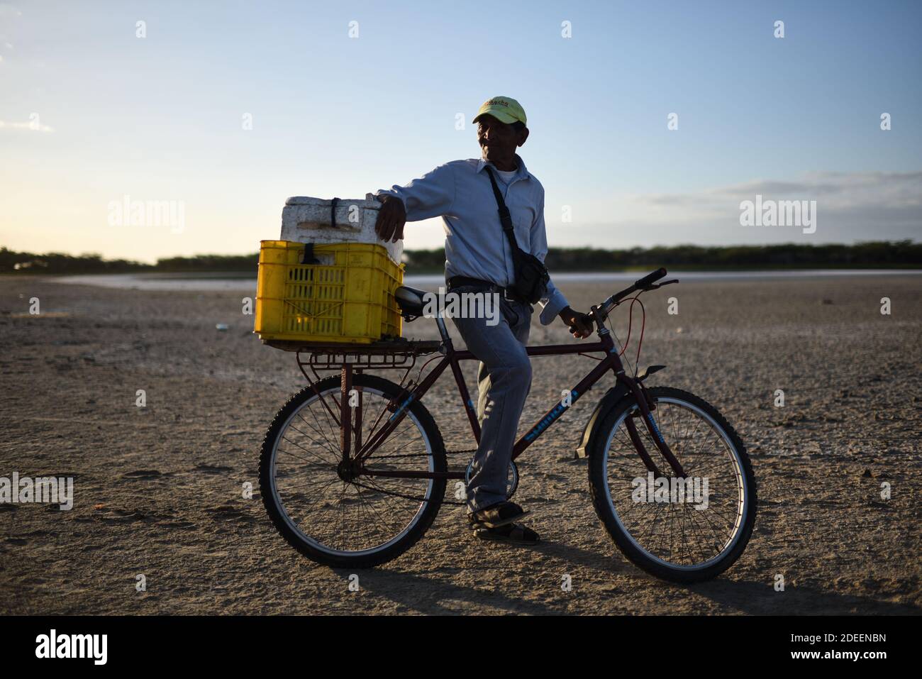 Homme mature à vélo, la Guajira, Colombie Banque D'Images
