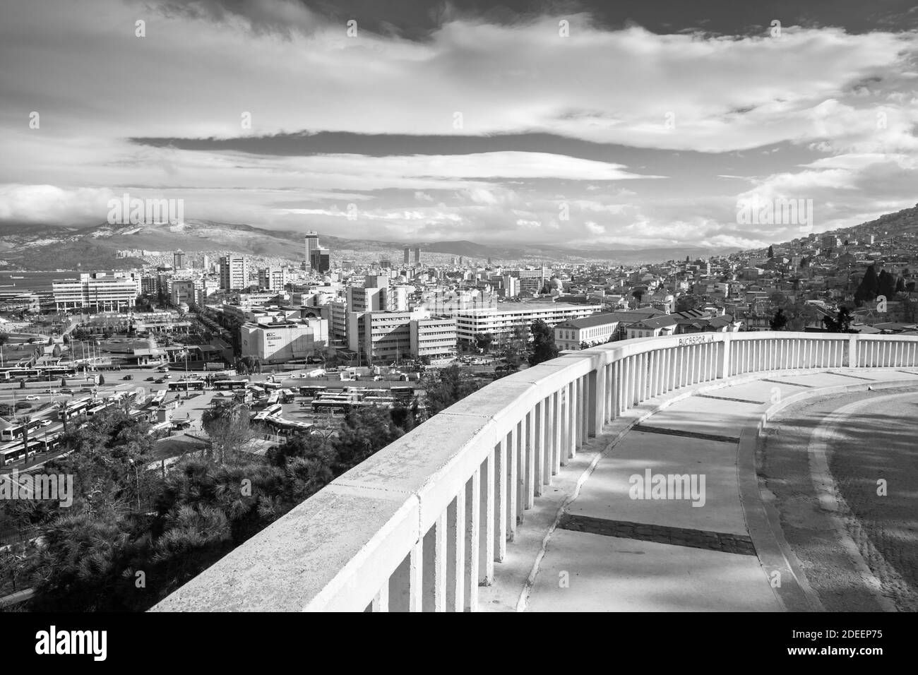 Izmir, Turquie - 12 février 2015 : vue sur la ville avec des bâtiments modernes et des montagnes dans un ciel nuageux. Photo en noir et blanc Banque D'Images