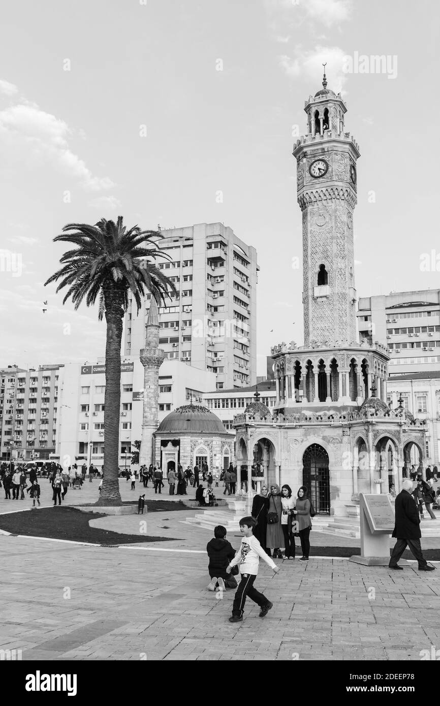 Izmir, Turquie - 5 février 2015 : vue sur la place Konak, les gens ordinaires sont près de la vieille tour de l'horloge. Photo en noir et blanc Banque D'Images