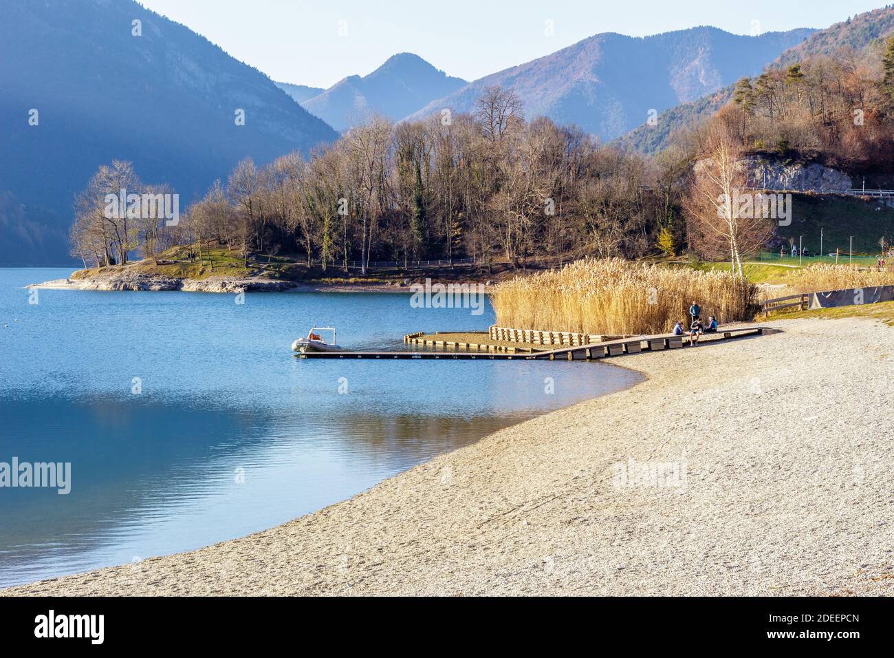 Plage publique de Molina di Ledro (TN) sur le lac Ledro. Banque D'Images