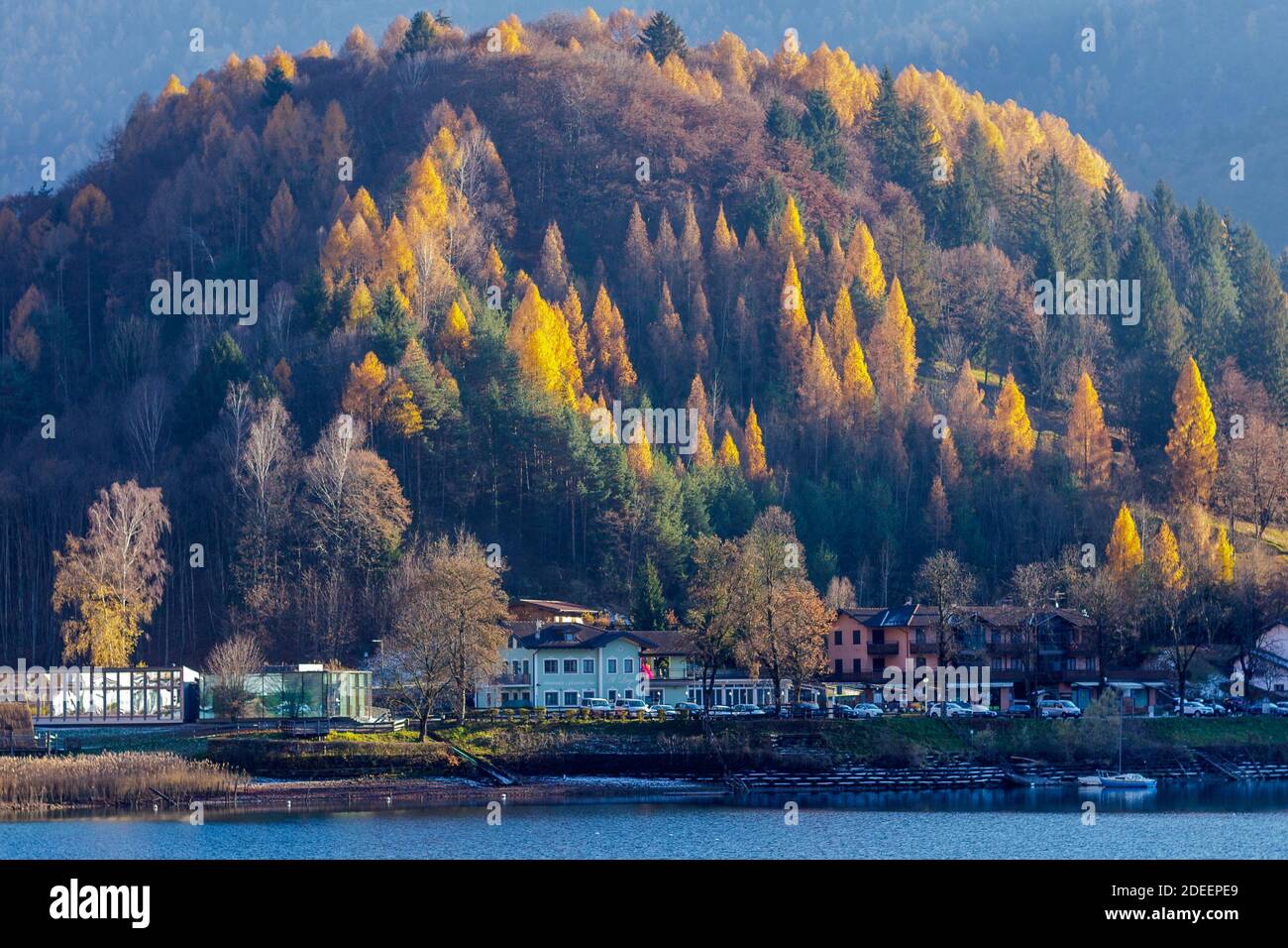 Belle vue sur la rive du lac Ledro, Molina di Ledro (TN) avec les couleurs de la fin de l'automne. Banque D'Images