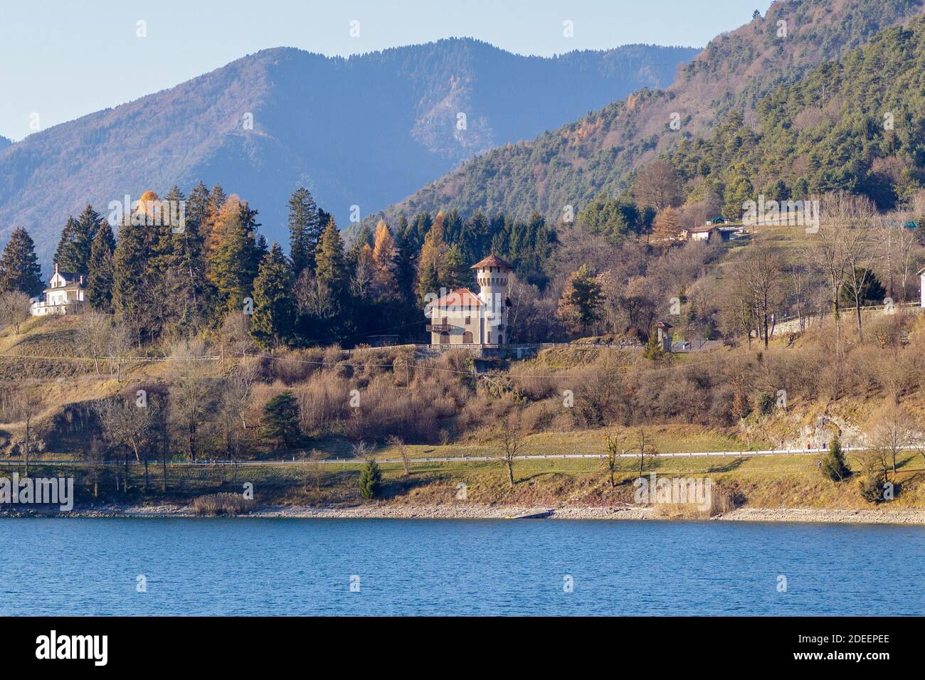 Belle vue sur la Villa Dianella 'il Castello' sur le lac Ledro, Molina di Ledro (TN) avec les couleurs de la fin de l'automne. Banque D'Images