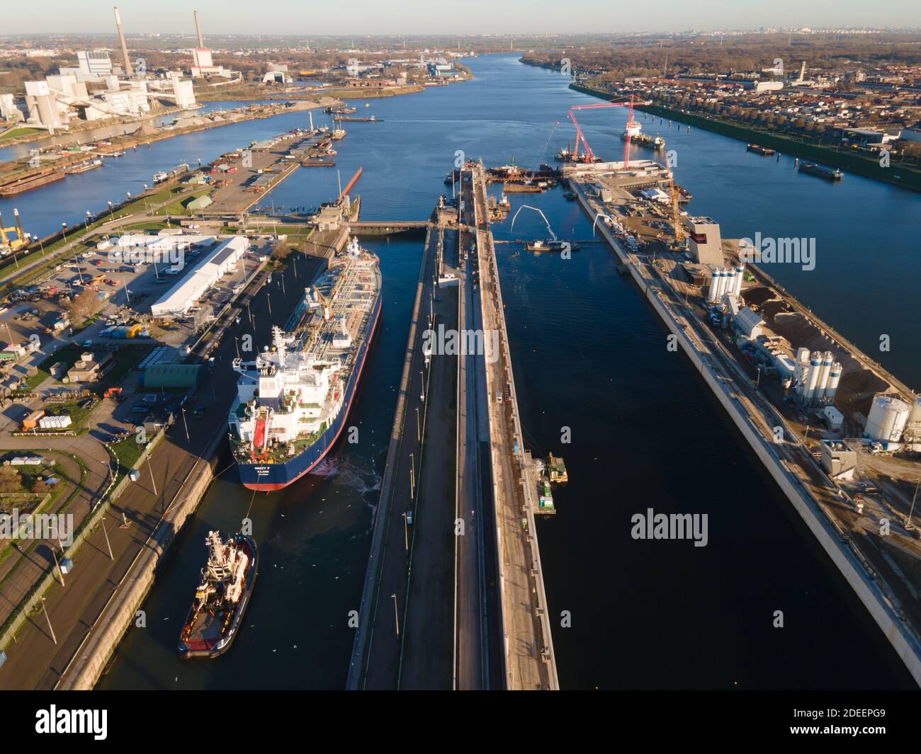 Vue aérienne de drone d'un grand port de mer de Sluice allant Vers Amsterdam près d'Ijmuiden et Velsen Noord un navire va éporough le plus grand sluice du monde Banque D'Images