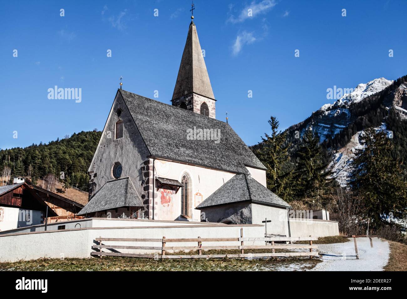 Petite église dans les montagnes. Lumière naturelle, Dolomites. Italie. Banque D'Images