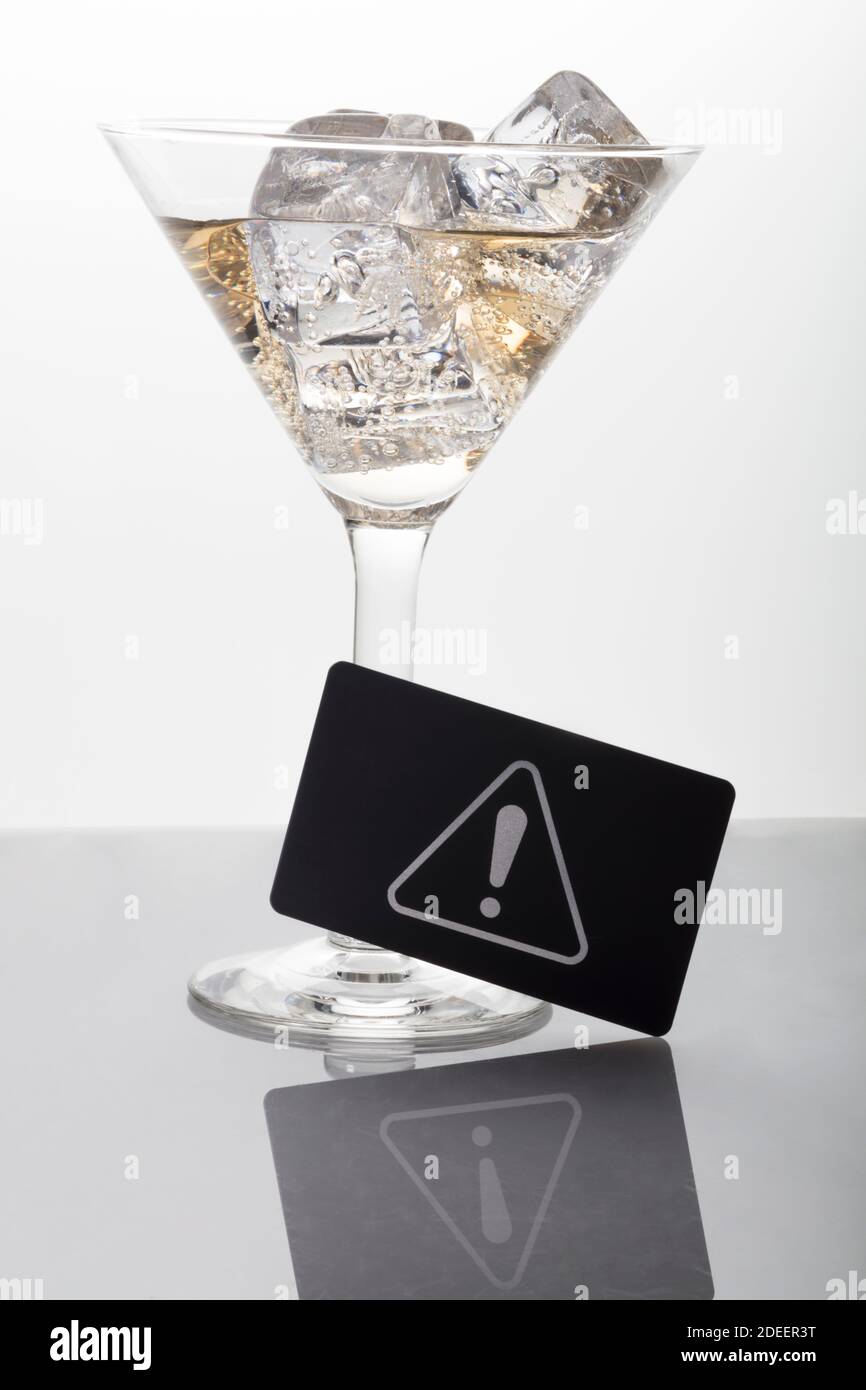 Panneau de mise en garde devant le verre martini Banque D'Images